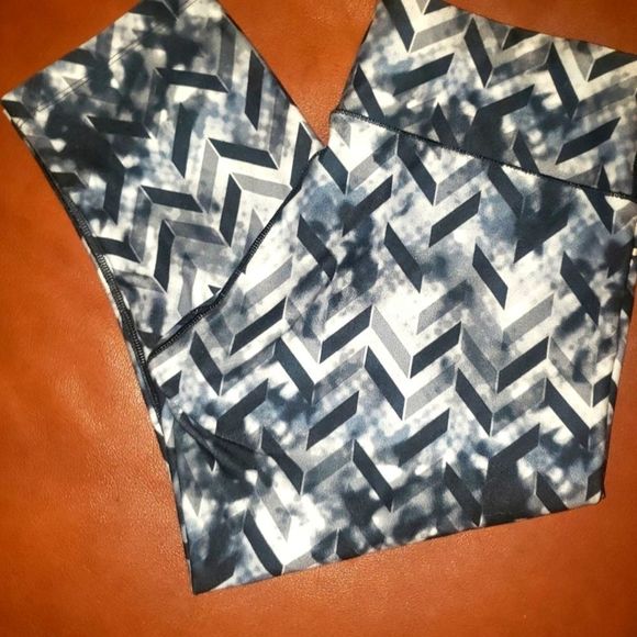 bcg Yoga Capris with Geometric Print - Picture 4 of 12